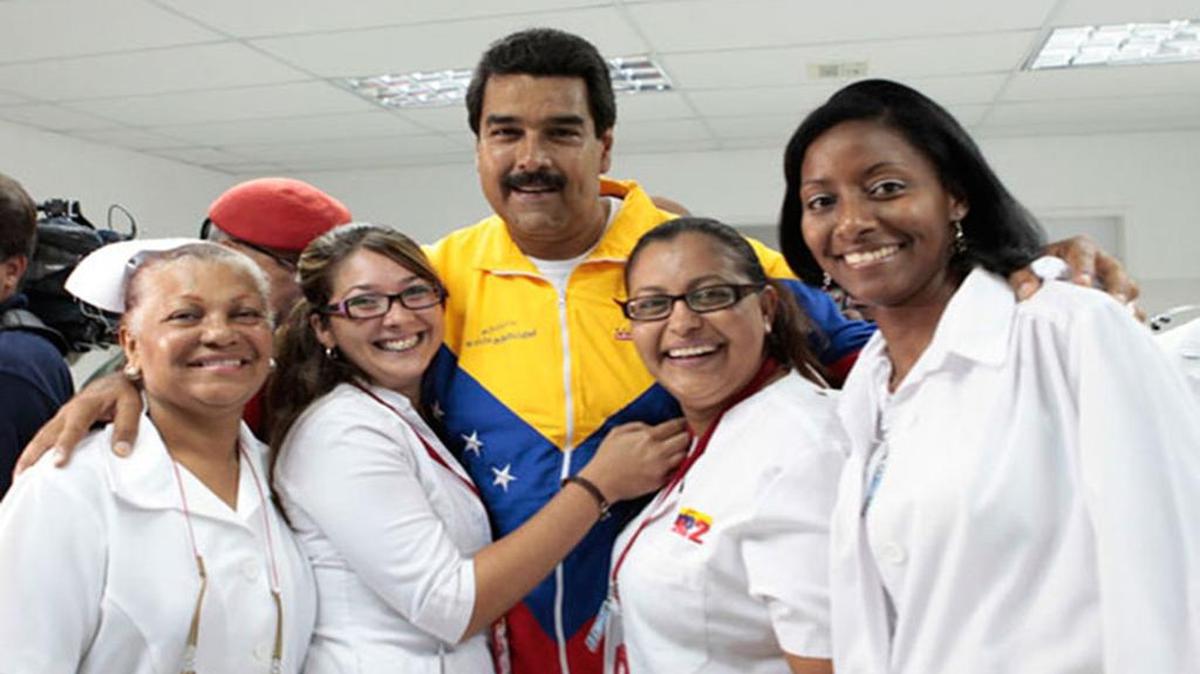 Profesionales cubanas de la salud de la Misión Barrio Adentro posan para una fotografía con el gobernante de Venezuela, Nicolás Maduro