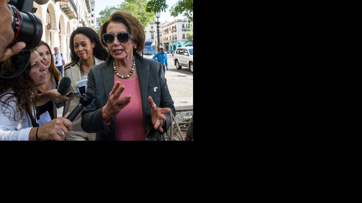 
Nancy Pelosi, líder de la minoría demócrata en la Cámara de Representantes, llega al Hotel Saratoga en La Habana Vieja, el martes 17 de febrero. 
