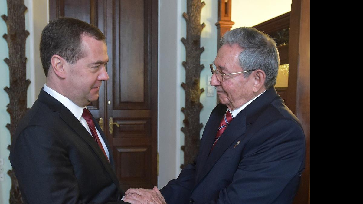 
El primer ministro ruso, Dmitri Medvédev saluda al gobernante cubano Raúl Castro.
