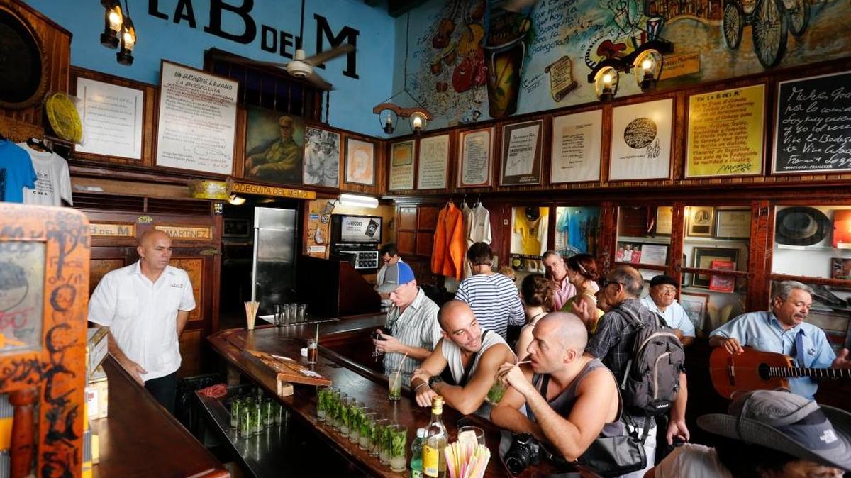 Turistas llenan la Bodeguita del Medio, uno de los bares preferidos de Ernest Hemingway en La Habana, Cuba, en una imagen de diciembre del 2014.