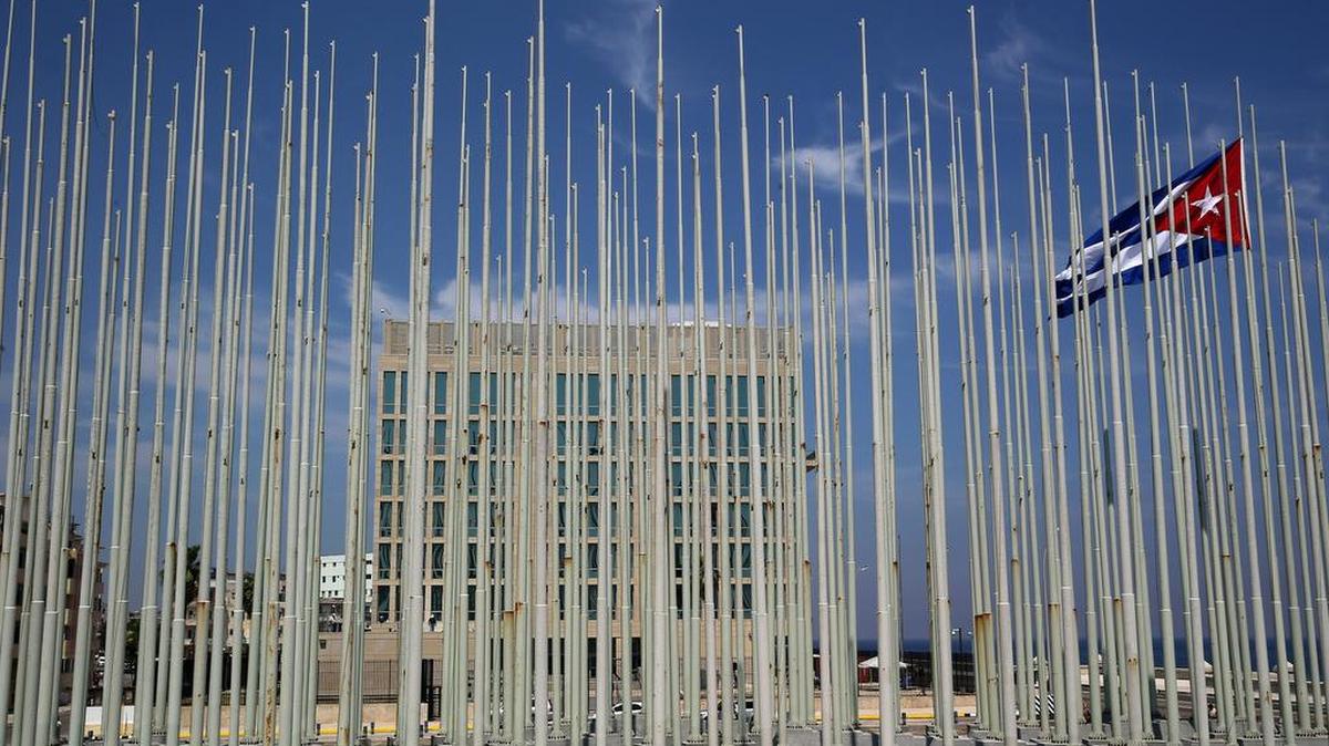 
Vista el miércoles 12 de agosto, frente a la embajada de Estados Unidos en La Habana (Cuba). La isla ultima los detalles y preparativos para la visita del secretario de Estado de EEUU, John Kerry, que pisará la isla el 14 de agosto en una visita histórica a la isla para encabezar el acto formal de la reapertura de la embajada norteamericana en el país caribeño. 
