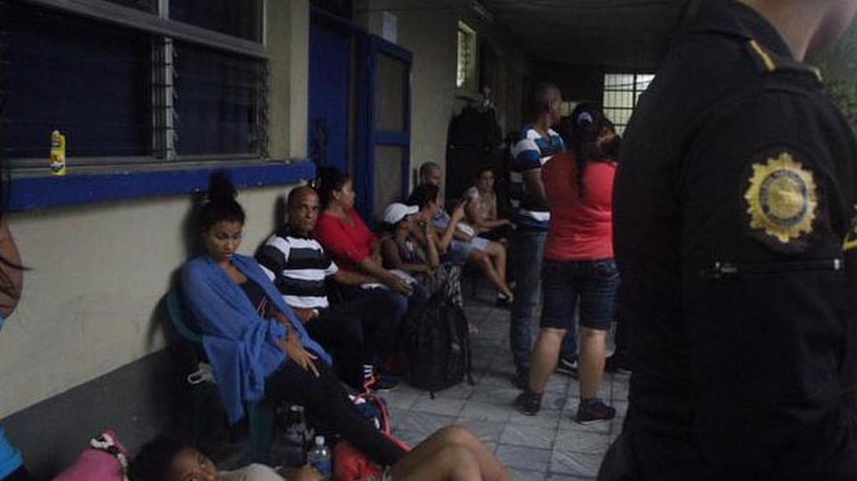 
Imagen de las personas detenidas el sábado por la Policía Nacional Civil de Guatemala. Un total de 139 cubanos fueron detenidos cuando se dirigían en autobús para la costa caribeña de Guatemala.
