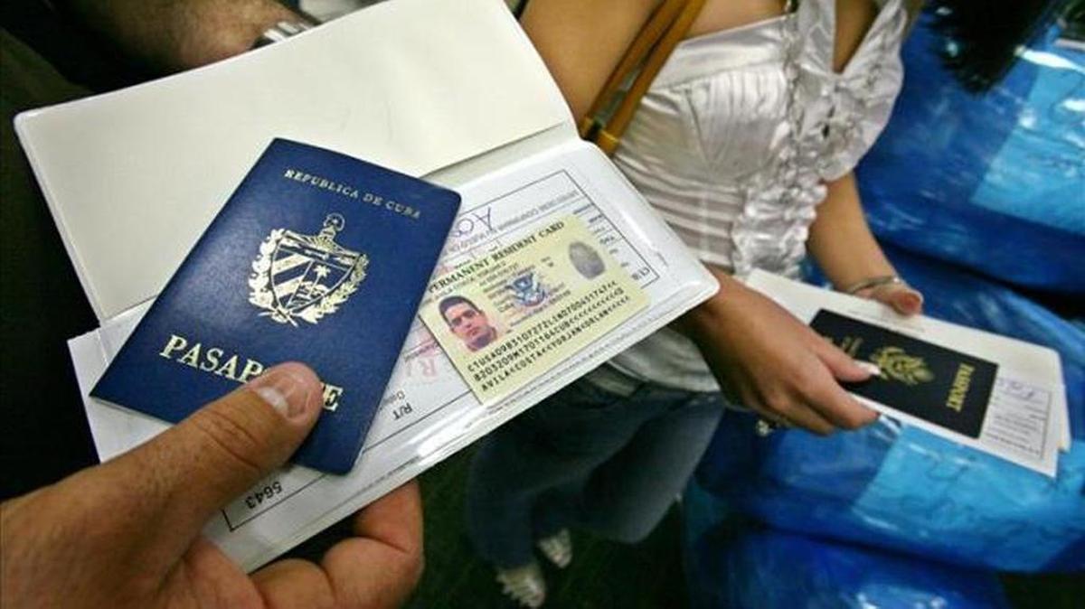 Foto de archivo de cubanos con pasaportes nacionales. México ofrece varias opciones de visas para ciudadanos de la isla.