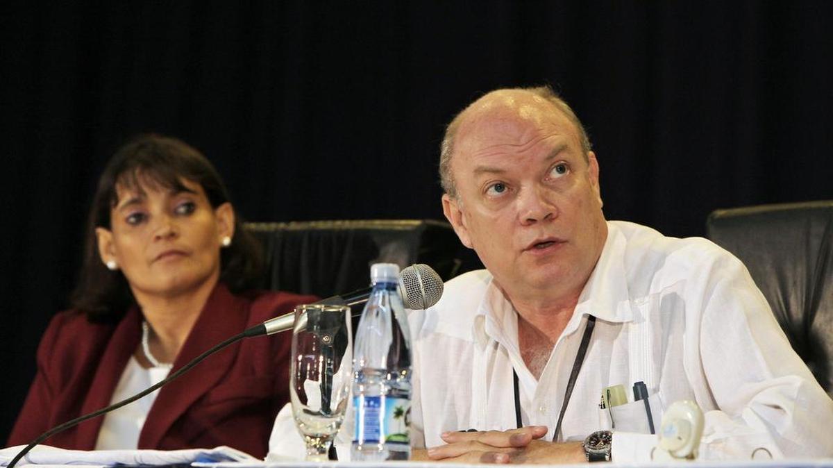 El ministro cubano de Comercio Exterior e Inversión Extranjera, Rodrigo Malmierca (der.) en foto de archivo. Malmierca, y el titular de Salud y Docencia Médica de Irán, Hasán Qazizadeh Hashemi, firmaron acuerdos de relaciones económicas y comerciales bilaterales.