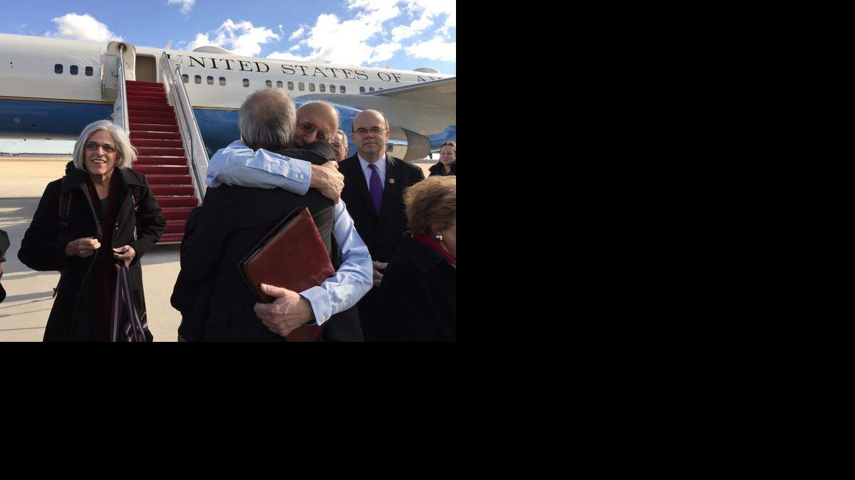 
Alan Gross, acompañado de su esposa, pisa suelo estadounidense el 17 de diciembre del 2014 tras varios años de encierro en Cuba.