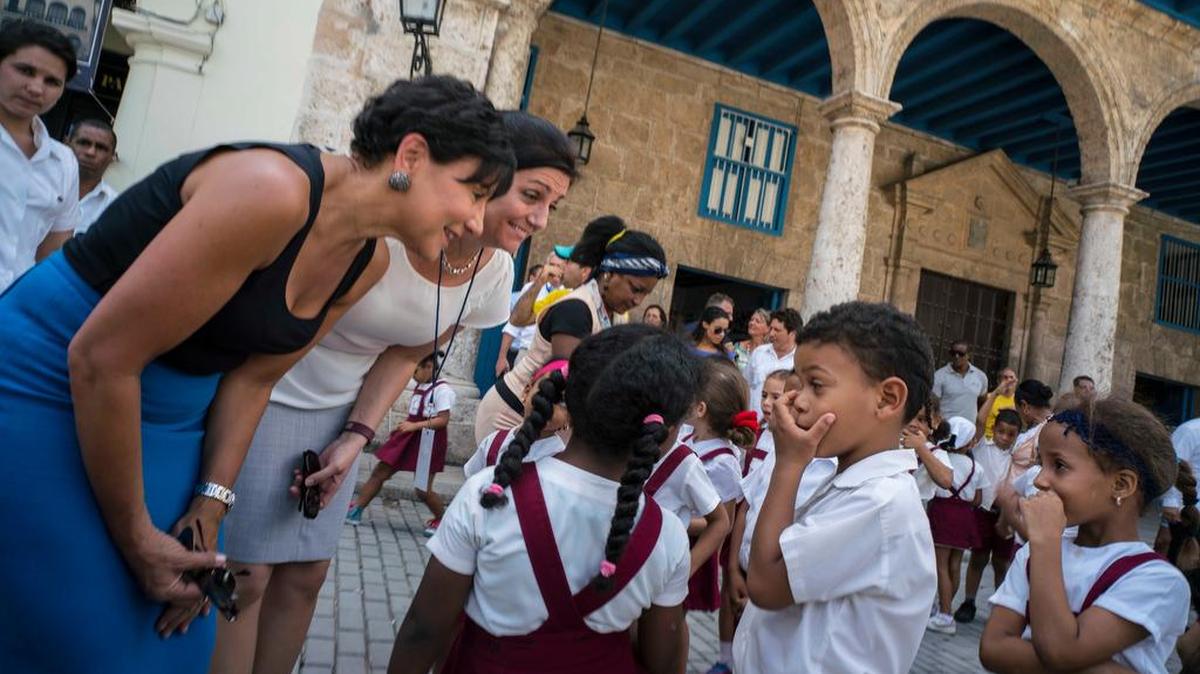 La secretaria de Comercio de EEUU, Penny Pritzker (izq), habla con algunos niños en La Habana.