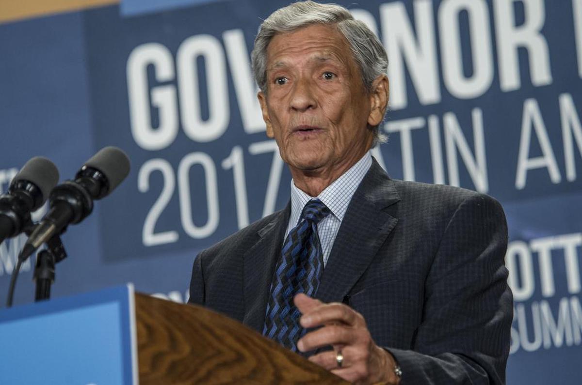 El poeta y ex preso político cubano, Armando Valladares, habla durante su participación en la Cumbre Latinoamericana celebrada por iniciativa del gobernador de Florida, Rick Scott, el lunes 2 de octubre de 2017, en Miami, Florida.