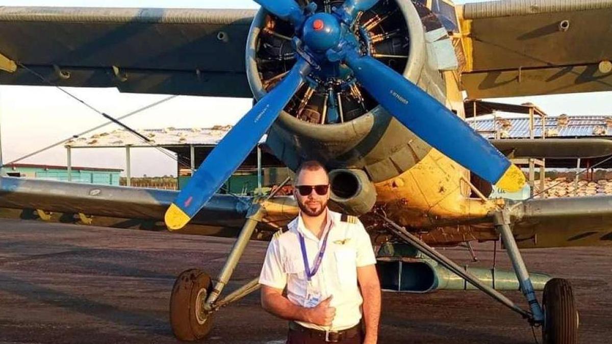 En una foto tomada por amigos, el piloto Rubén Martínez junto a una avioneta en Cuba.