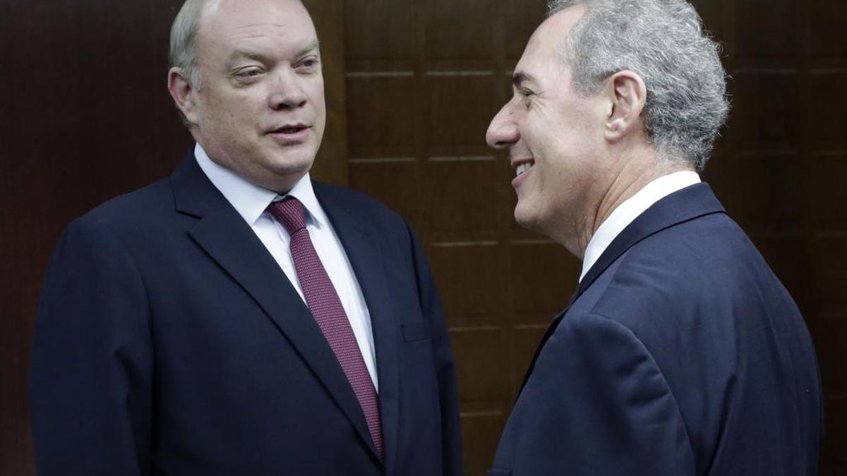 Michael Froman, representante de Comercio de Estados Unidos (der.), y Rodrigo Malmierca, ministro de Comercio de Cuba, conversan durante una reunión el 7 de octubre en La Habana.