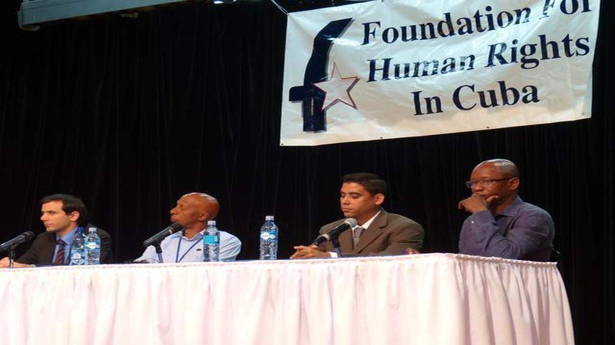 
Algunos de los participantes en el foro sobre derechos humanos en Cuba, de izquierda a derecha, Henry Constantin, Guillermo Fariñas, Carlos Amel Oliva Torres y Manuel Costa Morúa.
