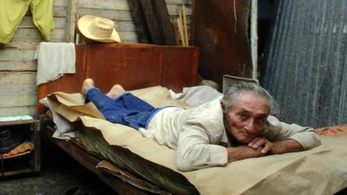
Un cubano en su casa destruida por el huracán Sandy, en Cueto, Bayamo, Cuba, en octubre del 2012. 
