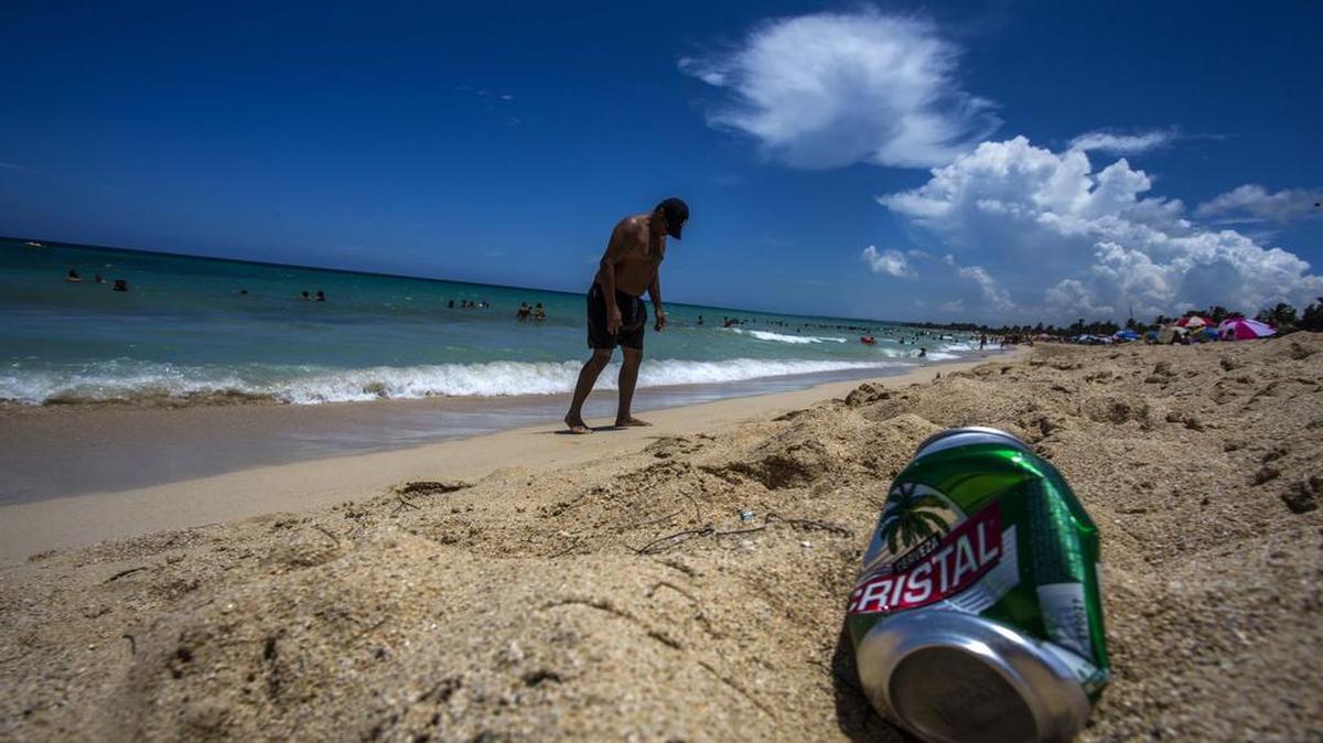 Una lata de cerveza vacía se encuentra en la playa cerca de La Habana, Cuba, el jueves 18 de agosto de 2016.