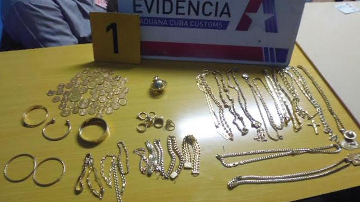Joyas decomisadas por las autoridades aduanales de Cuba.