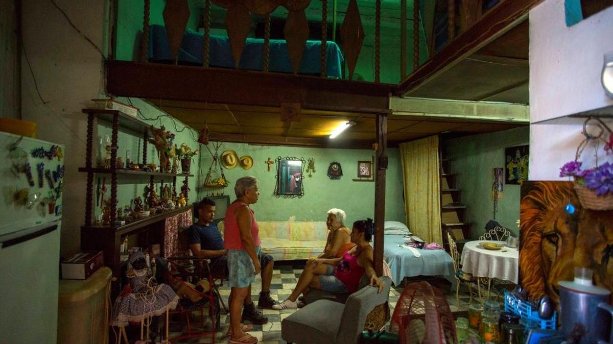 Magaly González Martínez (de pie) en su casa en un edificio de la calle Habana, en La Habana Vieja, que hace cinco años sufrió un derrumbe y aun no ha sido reparado.