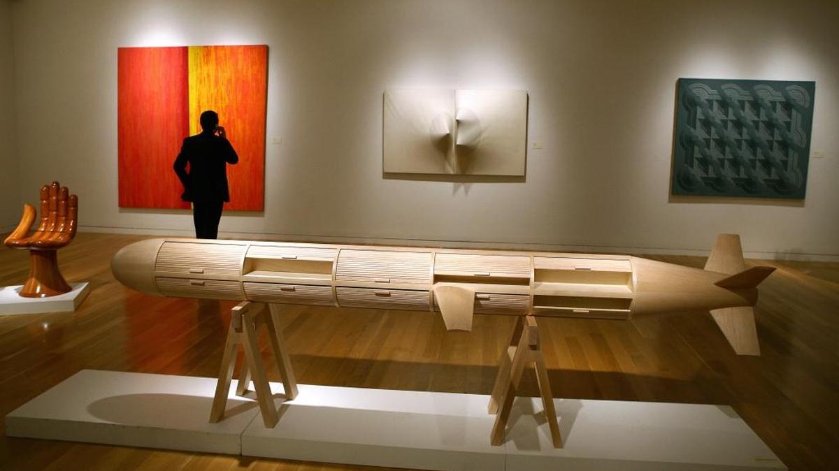 Una obra de los artistas cubanos Los Carpinteros durante una exposición en Nueva York en noviembre del 2007.