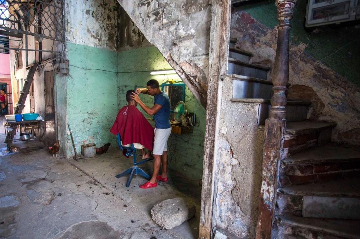 El gobierno de Raúl Castro suspendió los permisos para los pequeños negocios privados como los de este barbero en La Habana. El sector privado podría terminar este año con su primera contracción desde el 2010.
