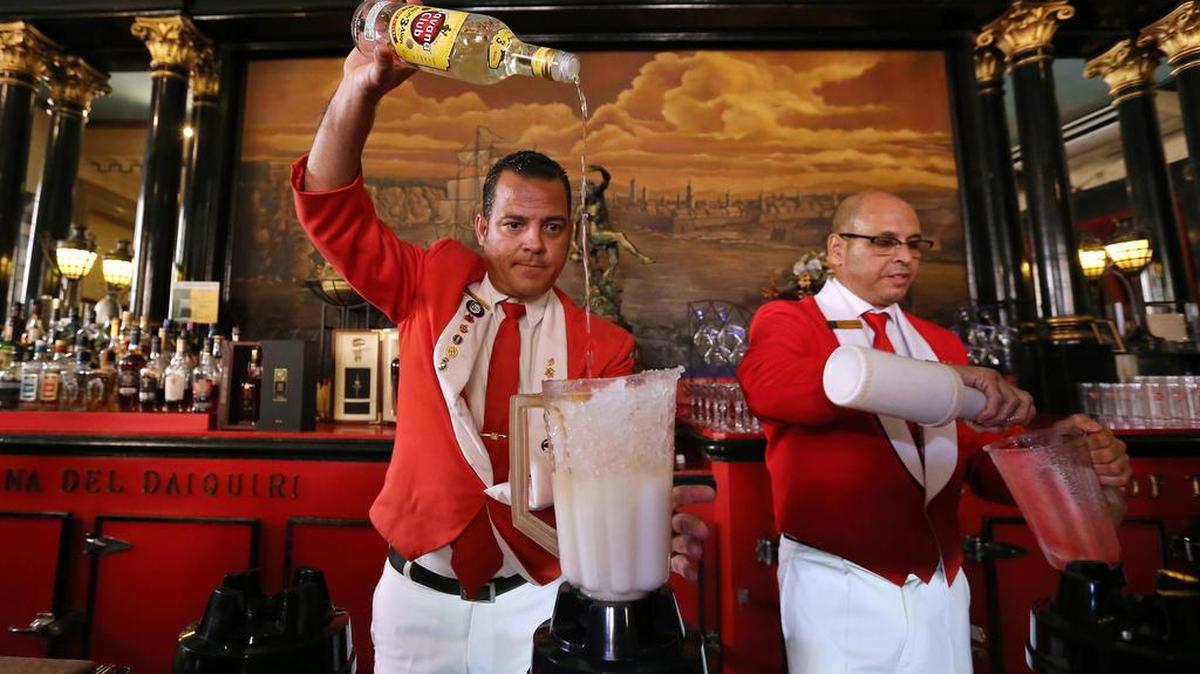 Dos cantineros preparan daiquiris el miércoles 16 de agosto, en el famoso restaurante El Floridita, en la Habana (Cuba).