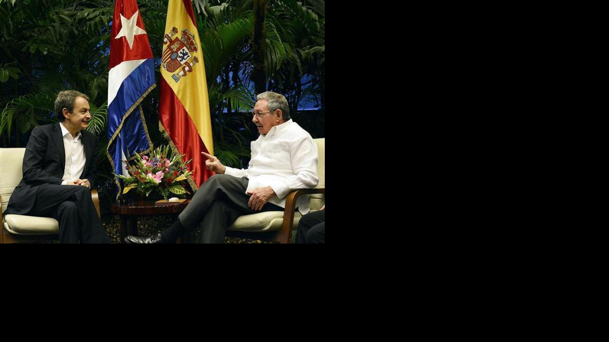 
 Fotografía cedida por el diario oficial Granma de la reunión entre el gobernante de Cuba, Raúl Castro (d), y el ex mandatario de España José Luis Rodríguez Zapatero (i) este miércoles 25 de febrero de 2015, en La Habana (Cuba). Rodríguez Zapatero, del Partido Socialista Obrero Español (PSOE), quien fue presidente del Gobierno de España entre 2004 y 2011, arribó en la noche del martes a La Habana para realizar su primera visita a la isla.  
