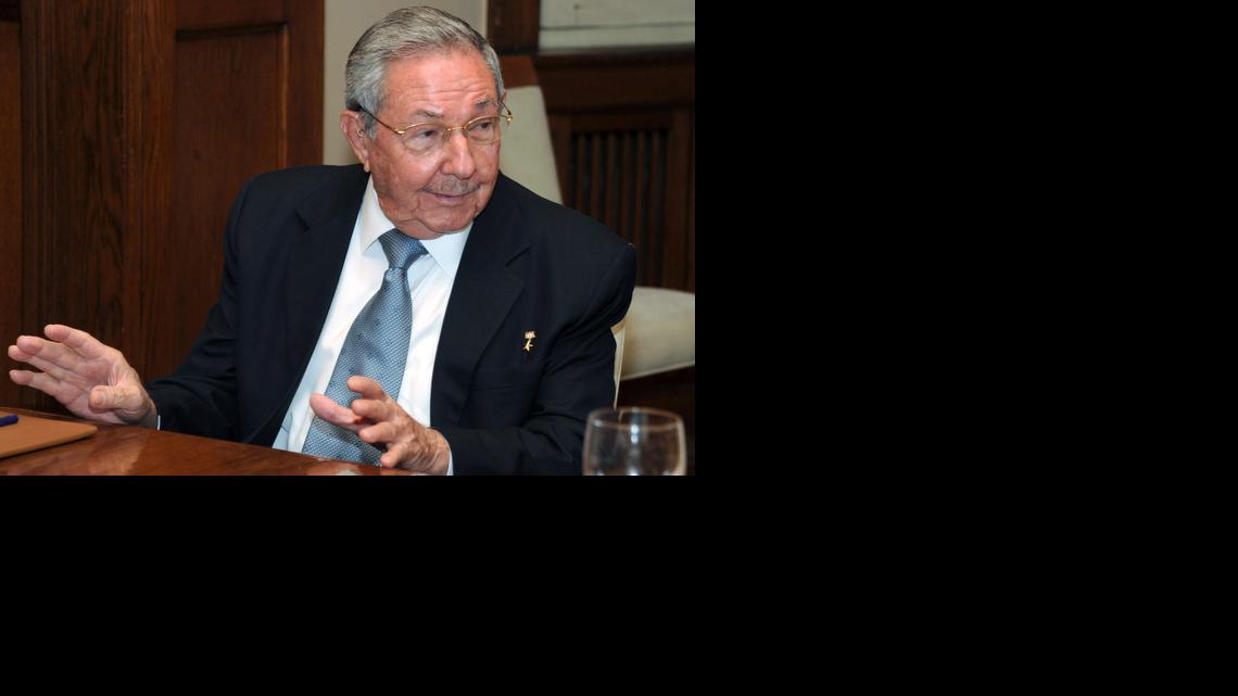 
 Fotografía cedida por la Presidencia de Uruguay, el lunes 2 de marzo de 2015, que muestra al gobernante cubano, Raúl Castro, mientras sostiene una reunión bilateral con el nuevo mandatario de Uruguay, Tabaré Vázquez (fuera de cuadro), en la residencia presidencial de Montevideo (Uruguay). 