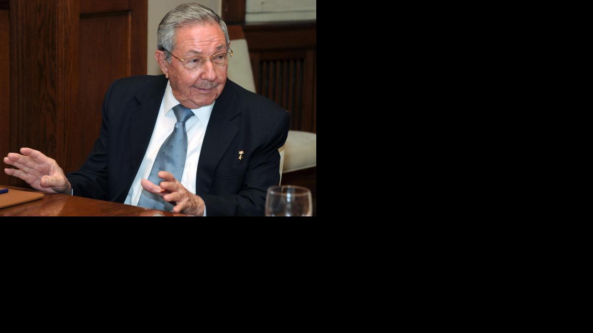 
 Fotografía cedida por la Presidencia de Uruguay, el lunes 2 de marzo de 2015, que muestra al gobernante cubano, Raúl Castro, mientras sostiene una reunión bilateral con el nuevo mandatario de Uruguay, Tabaré Vázquez (fuera de cuadro), en la residencia presidencial de Montevideo (Uruguay). 