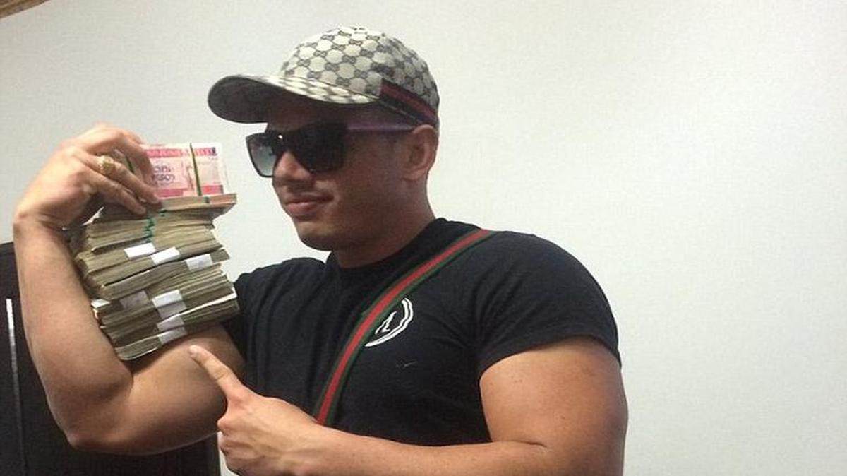 Gilberto Martínez, conocido como Gilbert Man, posa con fajos de dólares en una foto publicada en su página de Facebook.