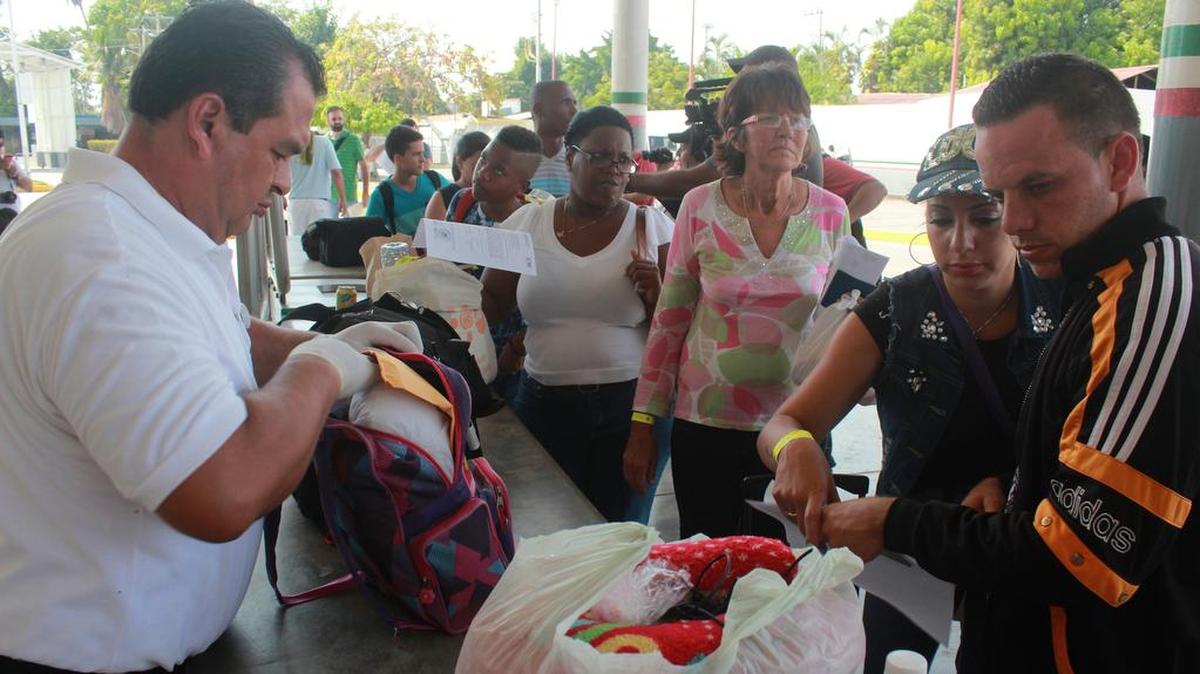 Un grupo de 184 migrantes cubanos ingresó a territorio mexicano por Ciudad Hidalgo, donde recibieron de las autoridades mexicanas un documento provisional de visitante por razones humanitarias para llegar a EEUU. 