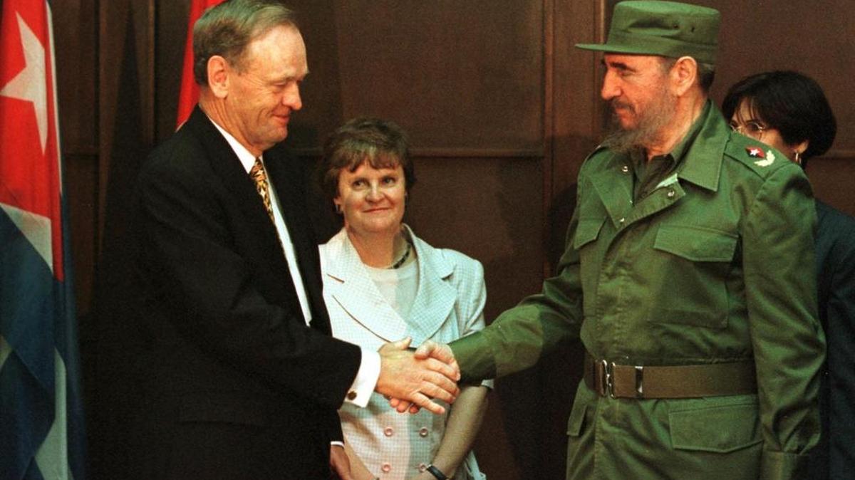 El entonces primer ministro canadiense Jean Chretien (izq) y el gobernante cubano Fidel Castro en una imagen de abril de 1998 en el Palacio de la Revolución de La Habana.