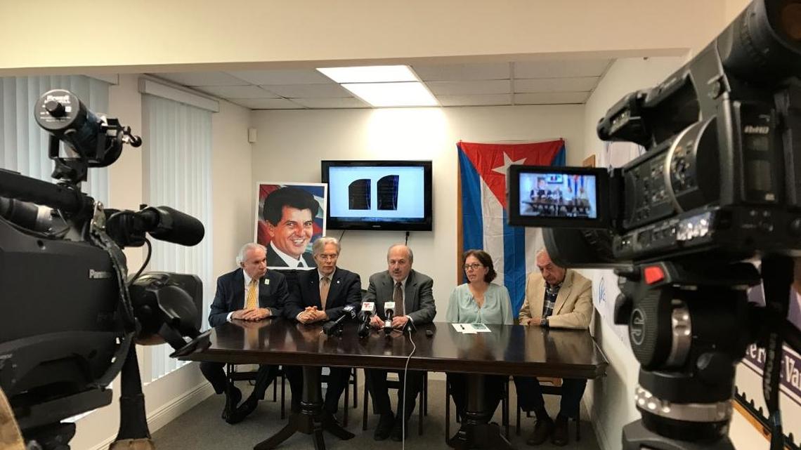 El presidente de la Fundación para la Democracia Panamericana (FDP), Omar Vento (centro) y la viuda del fallecido disidente Oswaldo Payá Sardiñas ofrecieron una conferencia de prensa este miércoles en Miami. Los acompañan Julio M. Shiling (2do izq.), de Patria de Martí, y Victor J. Pujals (extrema izquierda).