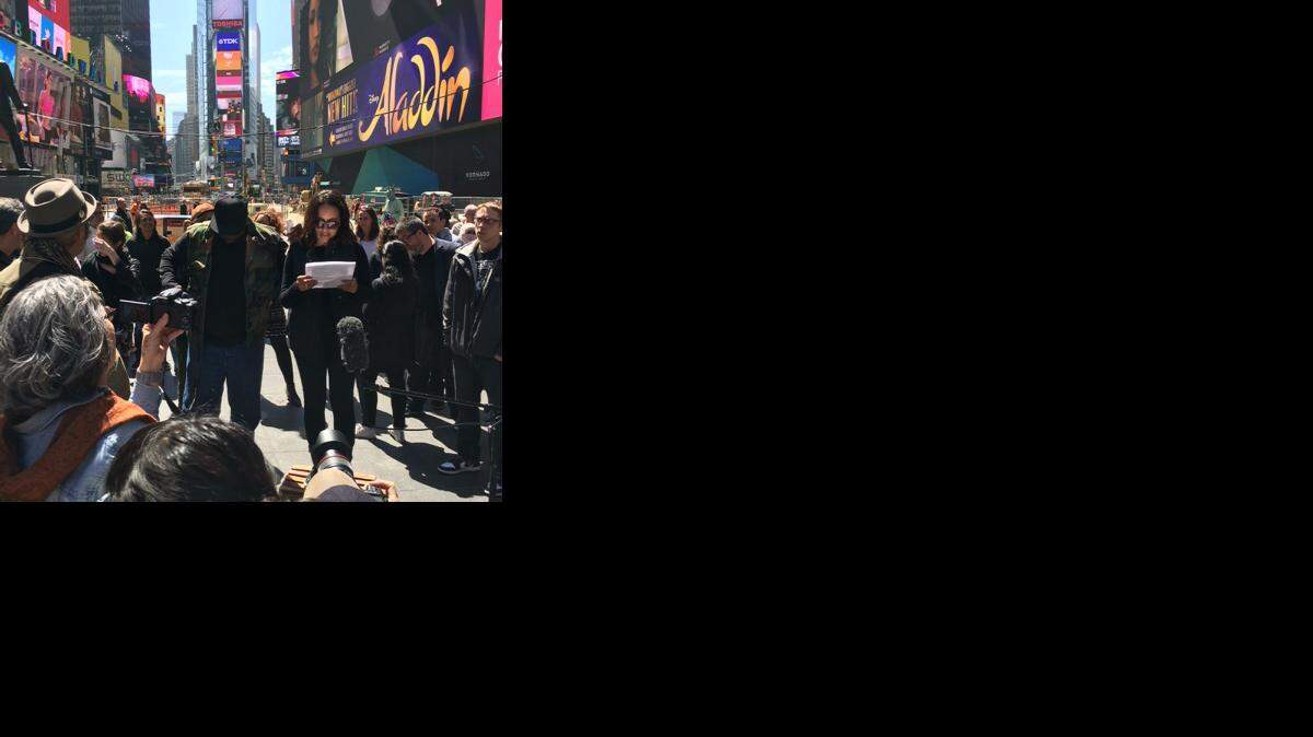 
El performance en solidaridad con Tania Bruguera en Times Square.
