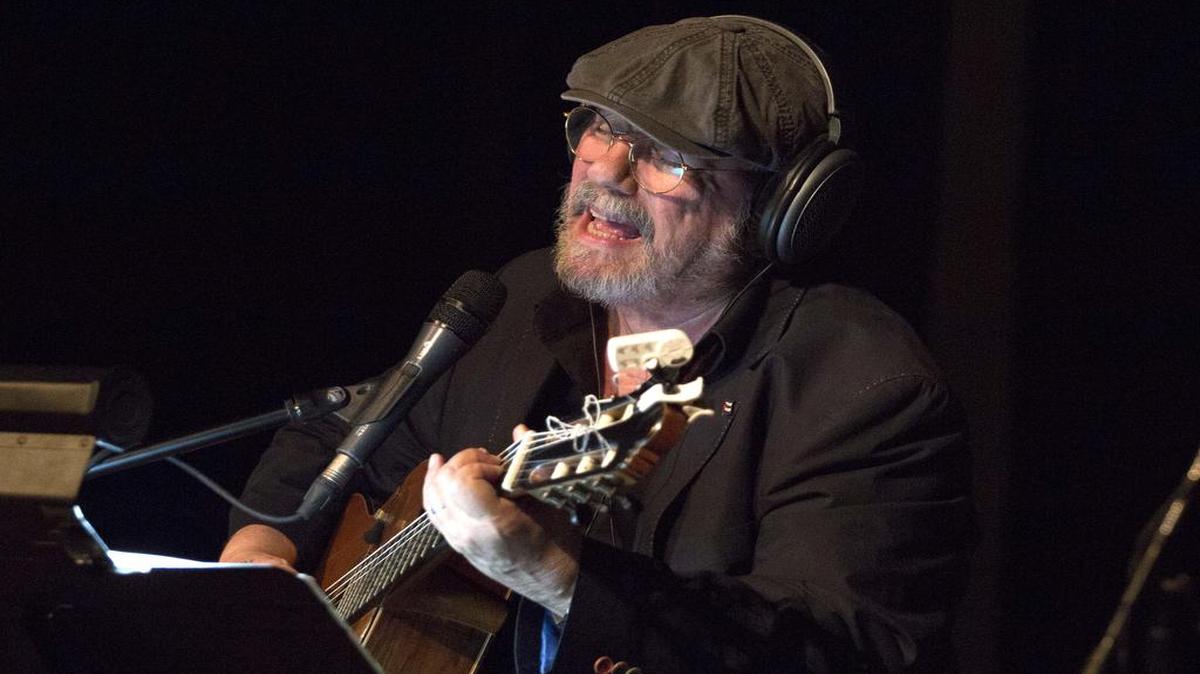 El cantautor cubano Silvio Rodríguez toca la guitarra y canta una canción durante la grabación de un DVD en La Habana el 21 de diciembre del 2015.