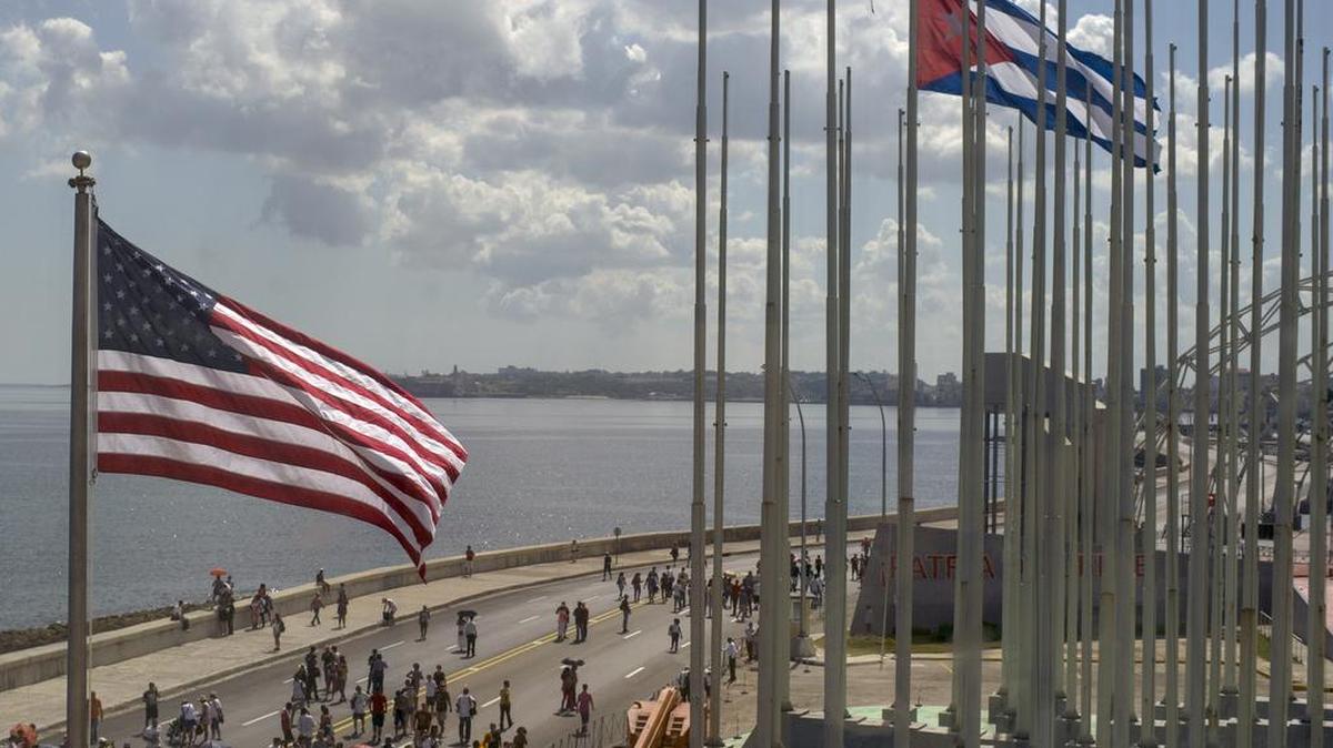 La bandera de Estados Unidos ondea en el exterior de la recién abierta embajada norteamericana en La Habana, Cuba, el 14 de agosto de 2015.