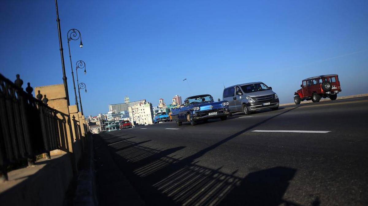 Varios autos circulan por el malecón de La Habana (Cuba) el sábado 17 de diciembre de 2016.