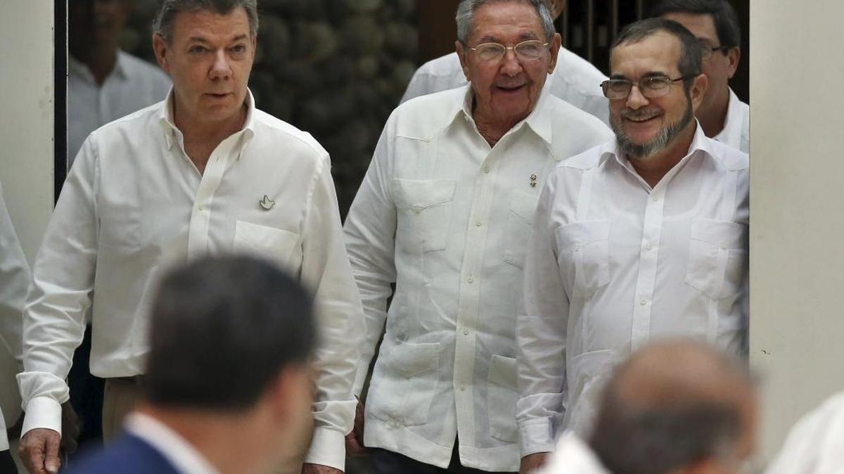
El presidente de Colombia Juan Manuel Santos (i), el gobernante de Cuba Raúl Castro (c) y el máximo líder de las FARC, Rodrigo Londoño (d), alias "Timochenko", asisten hoy, miércoles 23 de septiembre de 2015, a un acto en La Habana (Cuba). Juan Manuel Santos y Rodrigo Londoño, alias "Timochenko", se dieron hoy un histórico apretón de manos, tras anunciar en La Habana el acuerdo alcanzado entre las partes en materia de justicia transicional, clave para la paz. El presidente Andrés Pastrana (1998-2002) fue el primero en reunirse con un líder de las FARC, concretamente con el fundador de esa guerrilla, Manuel Marulanda Vélez, "Tirofijo" (1930-2008), y en el marco de un diálogo de paz que fracasó. 
