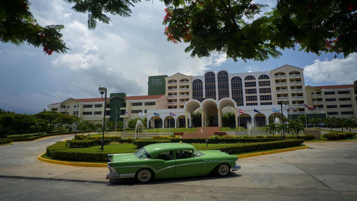Un auto antiguo pasa frente al hotel Four Points by Sheraton en La Habana, administrado por el gigante hotelero estadounidense Starwood.