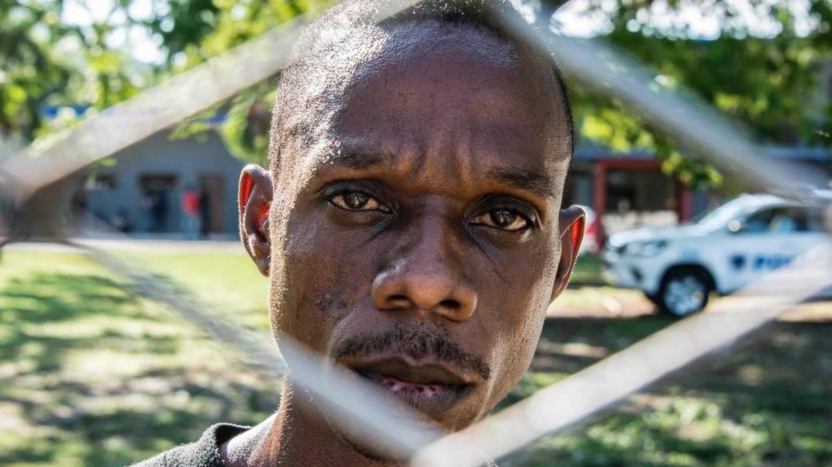 Un inmigrante cubano permance bajo custodia, el jueves 14 de abril, luego de ser arrestado por ingresar de manera ilegal a Costa Rica.