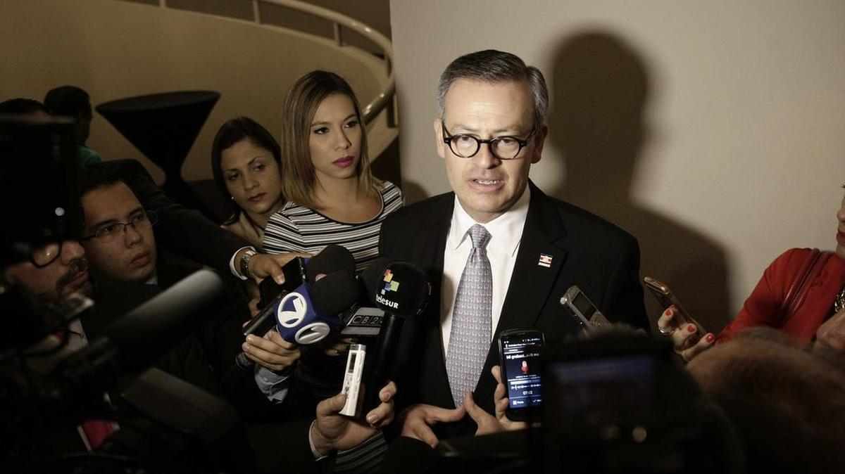 El canciller de Costa Rica, Manuel González, habla con los medios de prensa el martes en San José, Costa Rica, donde urgió a los países americanos buscar soluciones “concretas” al constante flujo de migrantes cubanos y extracontinentales que buscan llegar a Estados Unidos.