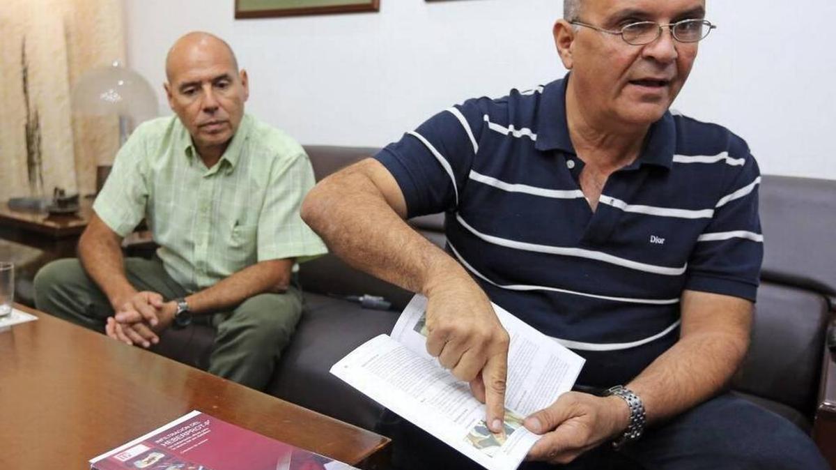 Merardo Pujol Ferrer, director de fomento empresarial de Heber Biotec, y Manuel Raíces Pérez-Castañeda, científico a cargo del Centro de Ingeniería Genética y Biotecnología en La Habana, hablan sobre estudios recientes en ese centro.