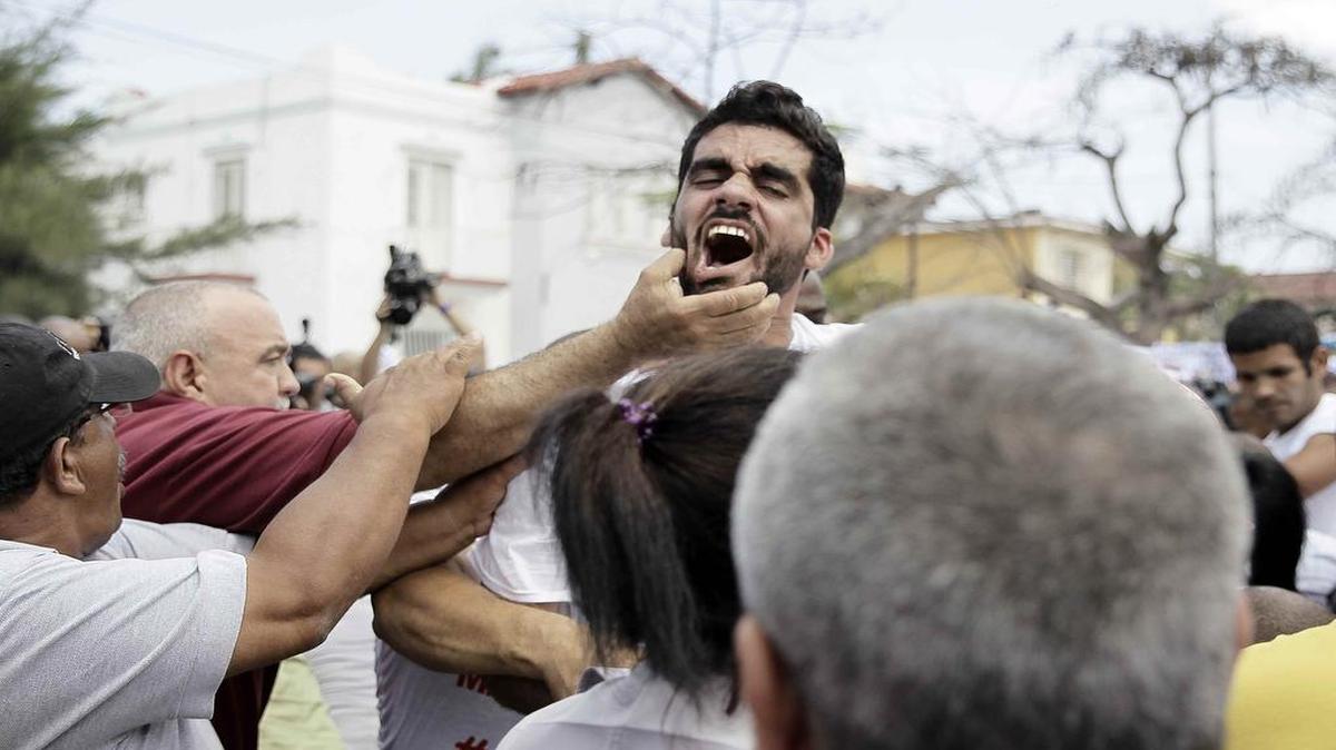 El artista opositor Danilo Maldonado, El Sexto, es arrestado el domingo 20 de marzo en La Habana, poco antes de la llegada del presidente Barack Obama.