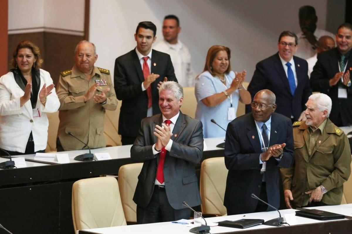 El nuevo gobernante cubano, Miguel Díaz-Canel, aplaude junto al ahora primer vicepresidente Salvador Antonio Valdés Mesa y Ramiro Valdés (primero a la derecha) en la sesión de la Asamblea Nacional del pasado 19 de abril .