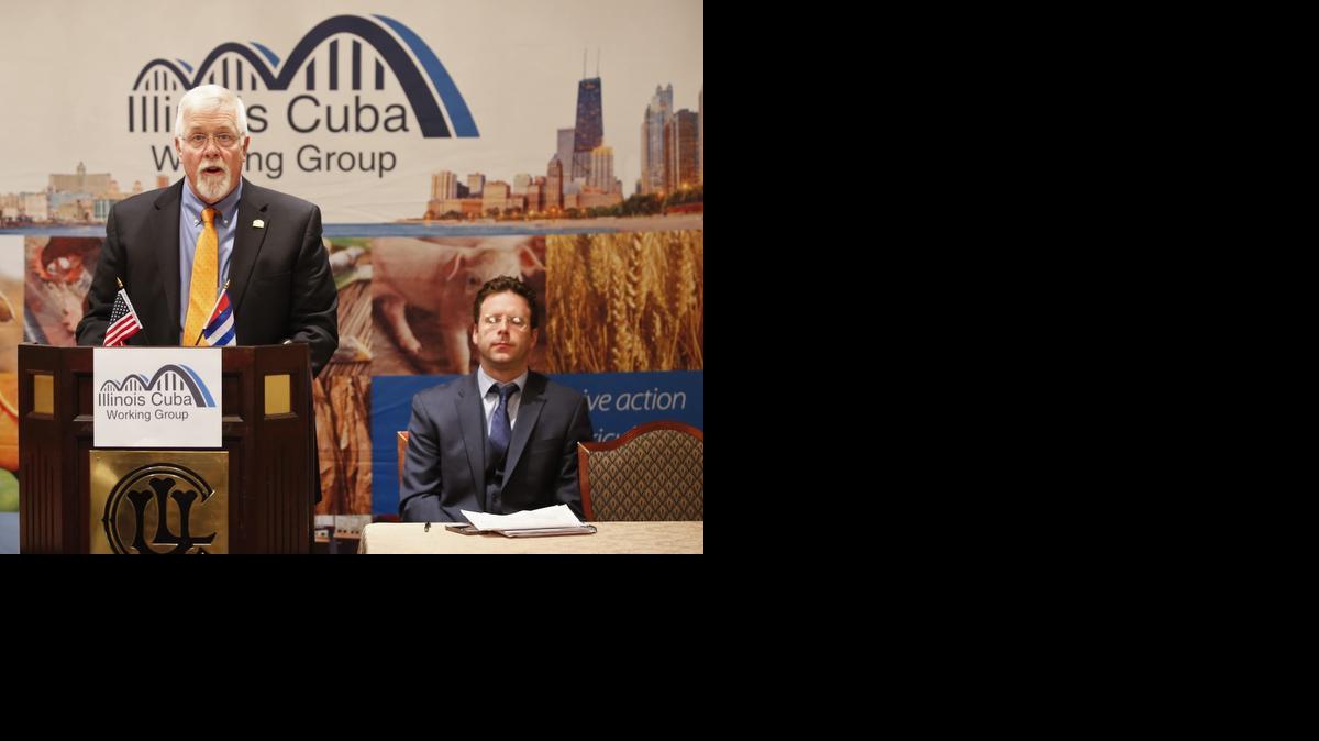 
John Longley, director de Productores de Soja de Illinois habla durante una rueda de prensa del Grupo de Trabajo Illinois-Cuba celebrada hoy, lunes 30 de marzo 2015, en el club de la Union League en Chicago, Illinois. El Grupo de Trabajo Illinois-Cuba, creado en 2013 por iniciativa de la Asamblea Legislativa de Illinois y que integra dirigentes políticos, agrícolas y comerciales del estado, solicitó hoy al Gobierno de Estados Unidos que saque a la isla de la lista de países que auspician el terrorismo.
