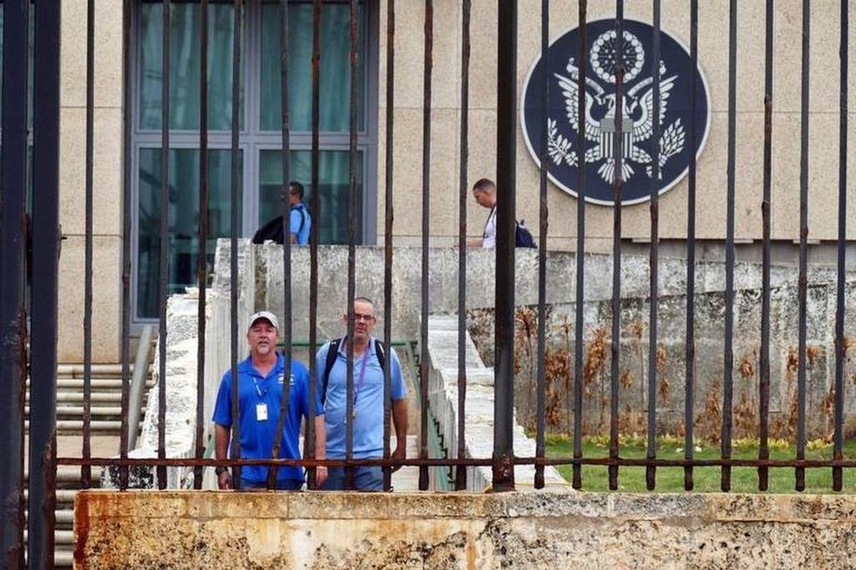 Trabajadores locales en la Embajada de los Estados Unidos en La Habana, Cuba, salen del edificio el viernes por la tarde, 29 de septiembre de 2017.