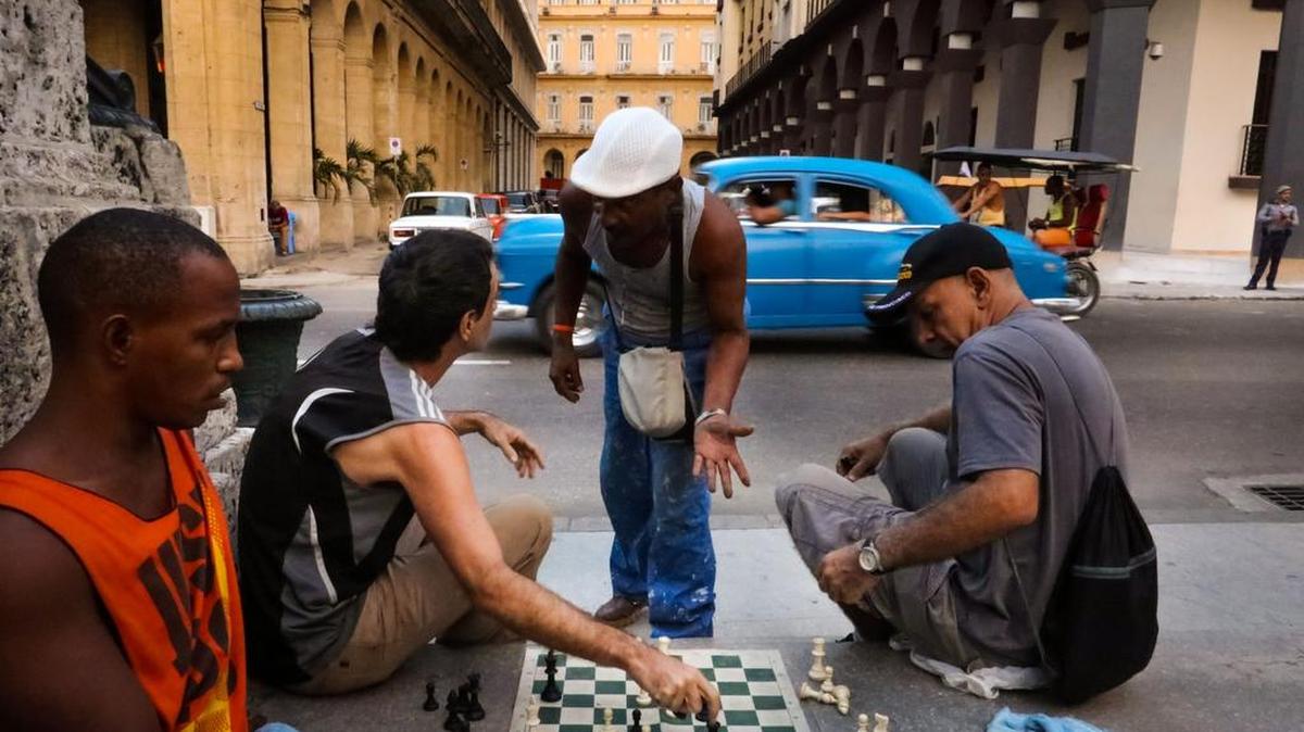 Aficionados juegan al ajedrez en una calle de La Habana, el 8 de noviembre de 2016.