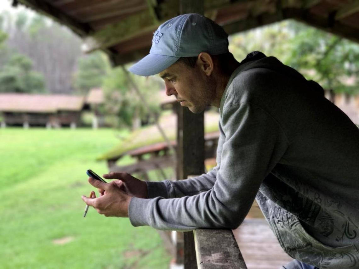 Liuber Pérez Expósito pasa el tiempo chequeando su teléfono celular. El es uno de los Cubanos en el Campamento de Gualaca.