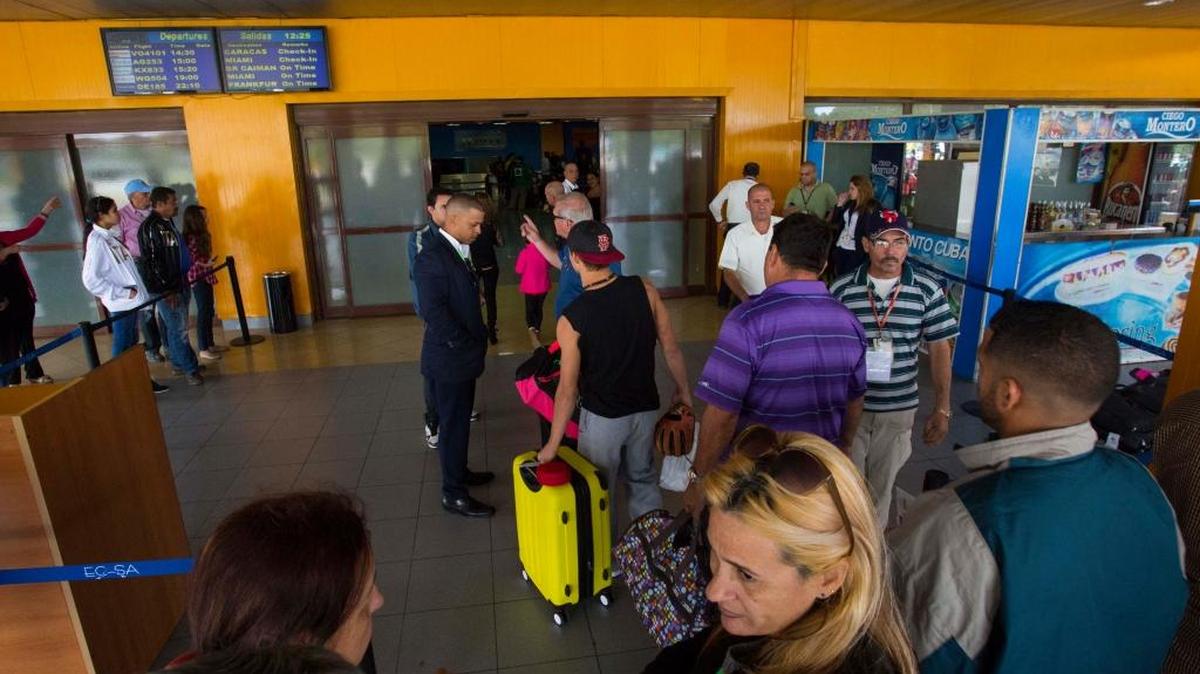 Pasajeros entran a la terminal de salidas del Aeropuerto Internacional José Martí de La Habana, en una imagen de febrero del 2016.