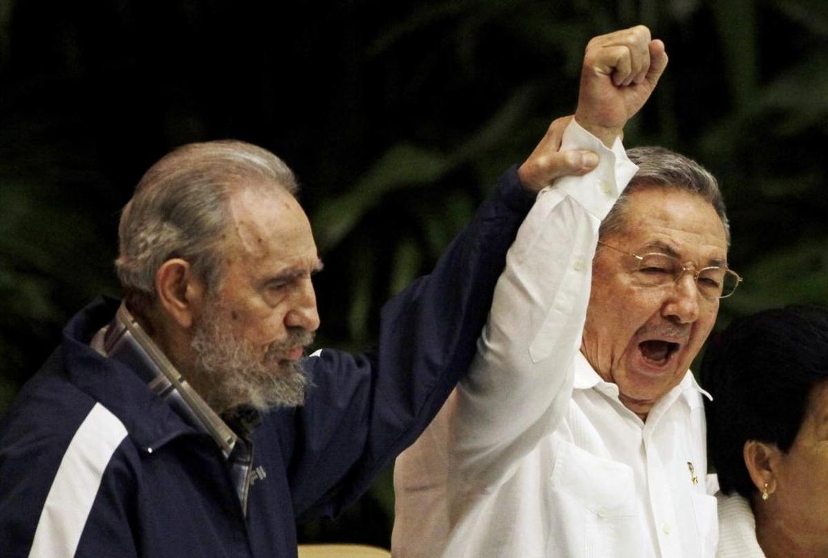 En febrero próximo los cubanos podrían tener un nuevo gobernante que no lleve el apellido Castro. En esta foto de archivo del sexto Congreso del Partido en el 2011, Raúl Castro canta el himno socialista internacional junto a su hermano, el fallecido líder Fidel Castro.