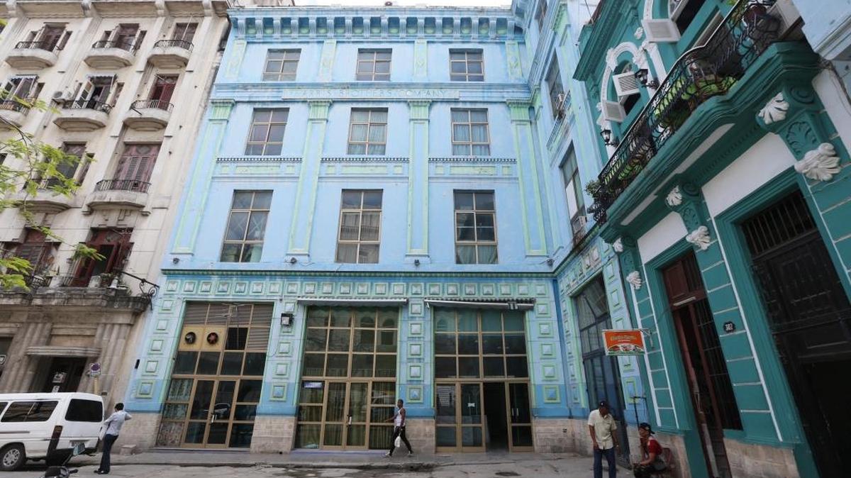 Exterior de la tienda Harris Brothers en La Habana Vieja, que vende alimentos, ropas y electrodomésticos en CUC. 