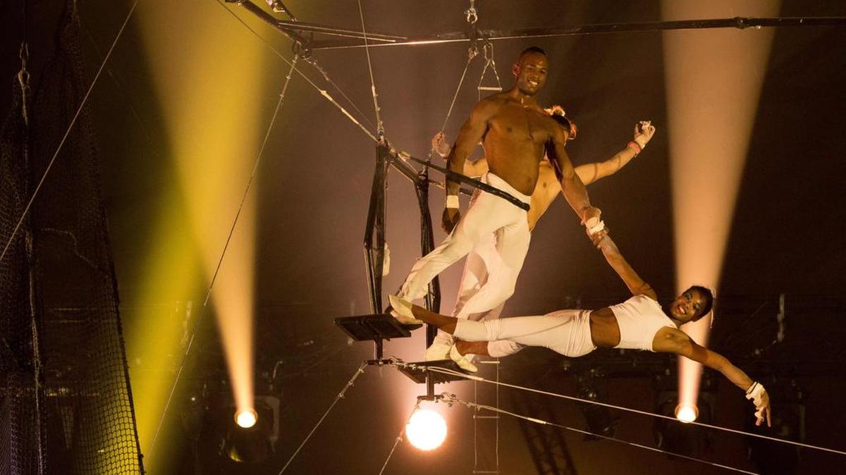 Daniel (izq.), un ex campeón de lucha libre, y Jennifer (der.), una ex gimnasta, y Leonard, miembros de Cirkacuba realizan un acto el 22 de noviembre en París. El show circense se presenta en esa ciudad hasta el 15 enero de 2017.