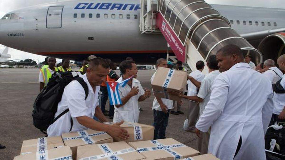 
Los primeros integrantes del equipo médico cubano llegaron al aeropuerto de Freetown, Sierra Leona, el pasado 2 de octubre.
