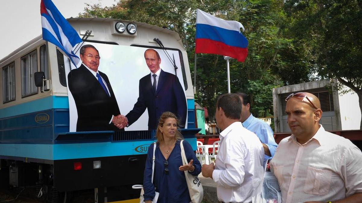 Visitantes pasan por un tren decorado con las imágenes de los gobernantes Raúl Castro y Vladimir Putin, el martes en las instalaciones de la XXXIV edición de la Feria Internacional de la Habana (FIHAV 2016).