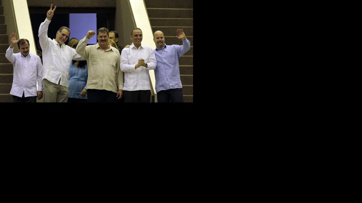 
(De izq. a der.) Fernando González, René González, Ramón Labañino, Antonio Guerrero y Gerardo Hernández, los agentes cubanos del grupo de ‘Los Cinco’, asisten el sábado 20 de diciembre de 2014, a la sesión de clausura de la Asamblea Nacional en La Habana.
